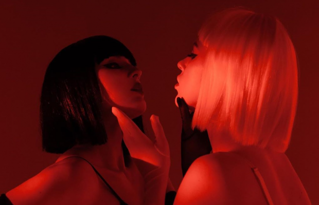 MARUV розірвала мережу еротичними фото з дівчиною