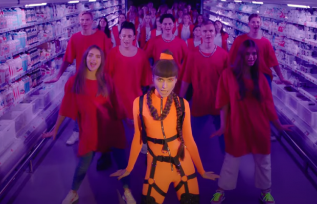 "Веган в костюме хот-дога": певица Jerry Heil превратилась в курьера в новом клипе (видео)