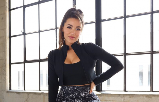 Популярна модель не вмістила груди в бюстгальтер (відео)