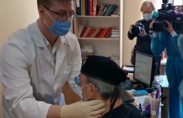 А капелюх не спав: Боярський знепритомнів перед вакцинацією і потрапив на відео