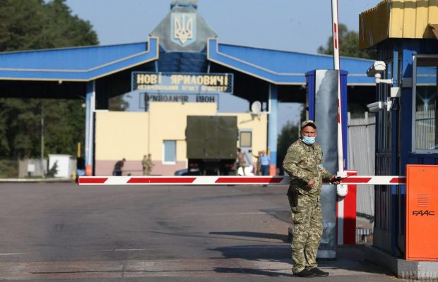 Стало відомо, чи буде Кабмін продовжувати заборону на в'їзд іноземців до України