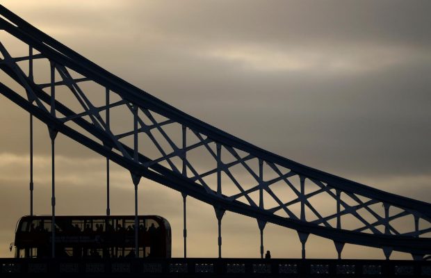 Впечатляющее зрелище: один из символов Лондона показали на рассвете (фоторепортаж)