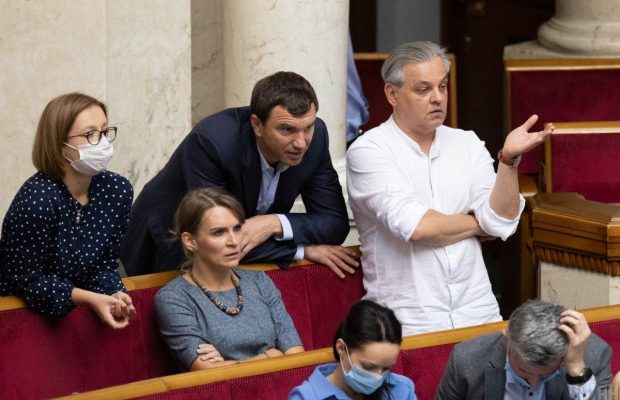 "Берем пример": модные тренды, которым следуют гламурные депутаты ВР
