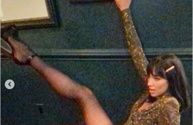 Хоба: Дуа Липа удивила фанатов интересной позой на каблуках и в мини (фото)