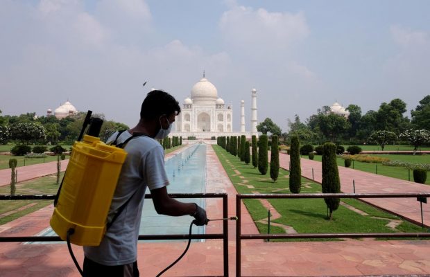 Тадж-Махал знову відкрився для туристів на тлі спаду захворюваності на коронавірус в Індії (відео)