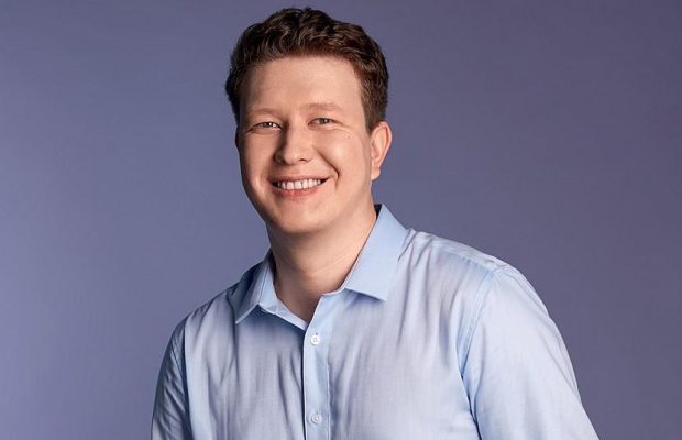 "Ти жопу рвеш, а вони пі *дять": український режисер обурився, що одна з партій використовувала його фільм для відкритого показу