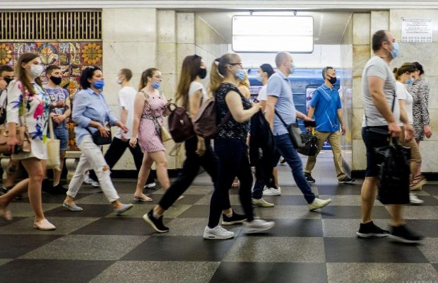 "Погляд не відірвати": українки показали модні образи в метро