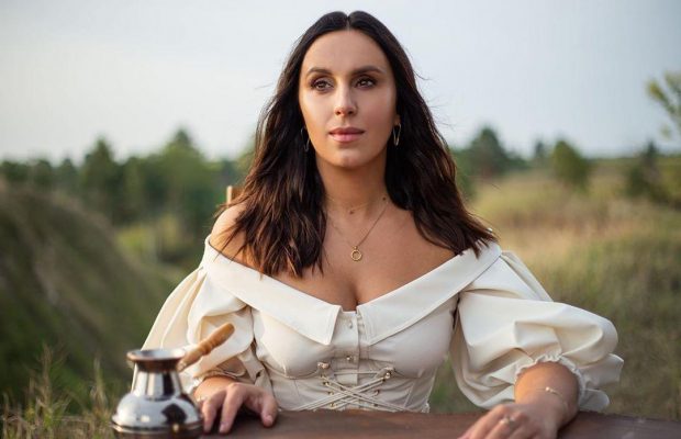 "Розвалитися на тапчані": Джамала показала архівні фото, на яких її не впізнати