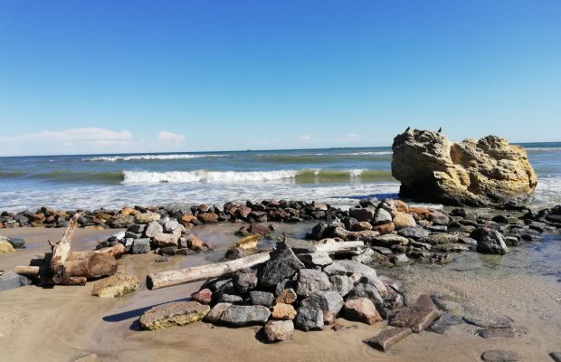 Удар стихии: во время мощного шторма в Одессе гигантские волны уничтожили несколько пляжей (видео)