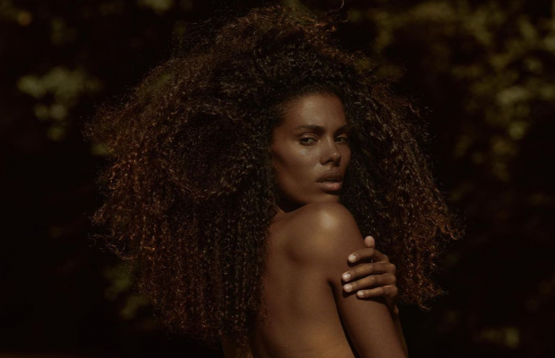 Известная модель Тина Кунаки прогулялась в модном тренче от украинского бренда