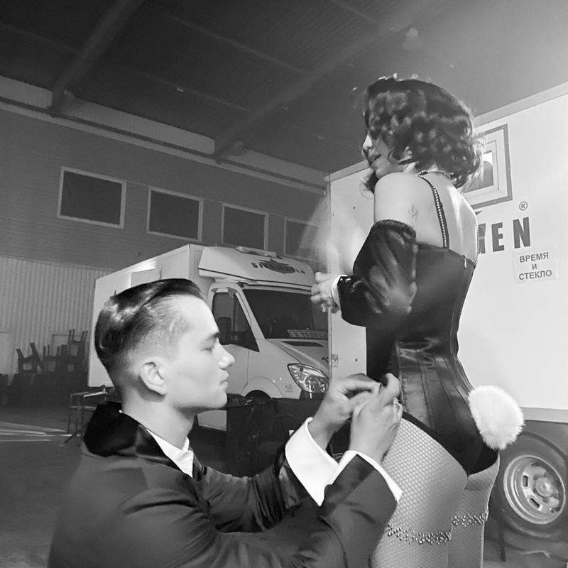 Ол аяғын кең жайып, оның кискасын жалауымды өтінді.