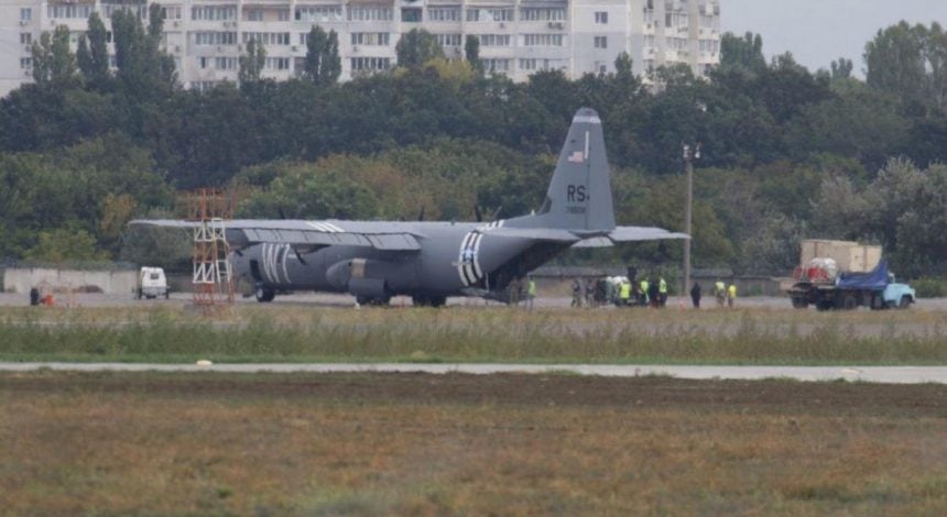 Відмовив двигун: в Одесі здійснив аварійну посадку літак ВПС США (фото)