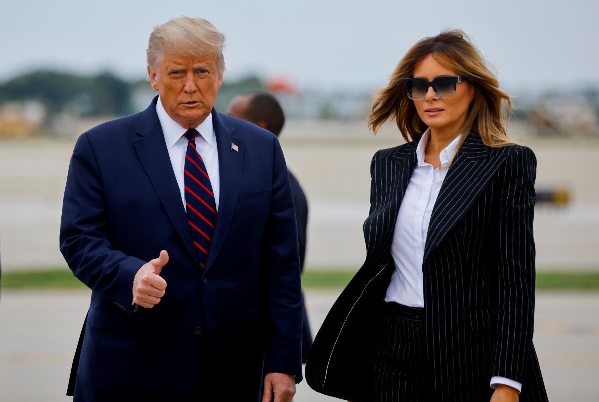 Дональд и Мелания Трамп ушли на карантин / фото REUTERS Дональд и Мелания Трамп ушли на карантин / фото REUTERS