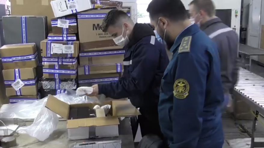 У посилці виявили холодну зброю / фото facebook.com/GLcustomsUA У посилці виявили холодну зброю / фото facebook.com/GLcustomsUA