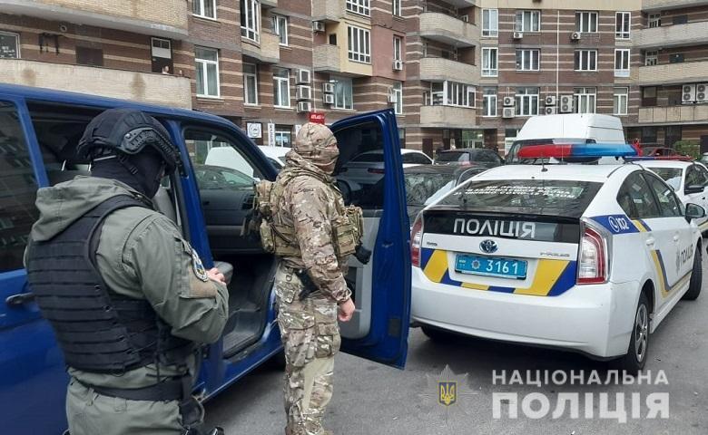 С огнестрельным ранением ноги милиционера госпитализировали / фото полиция Киева С огнестрельным ранением ноги милиционера госпитализировали / фото полиция Киева