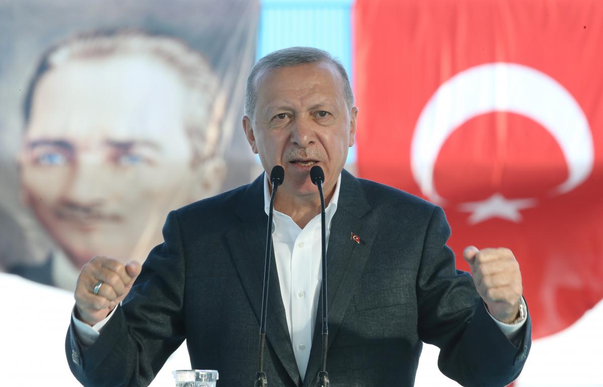 On the eve of the vote, Erdogan several times became involved in scandals / photo REUTERS