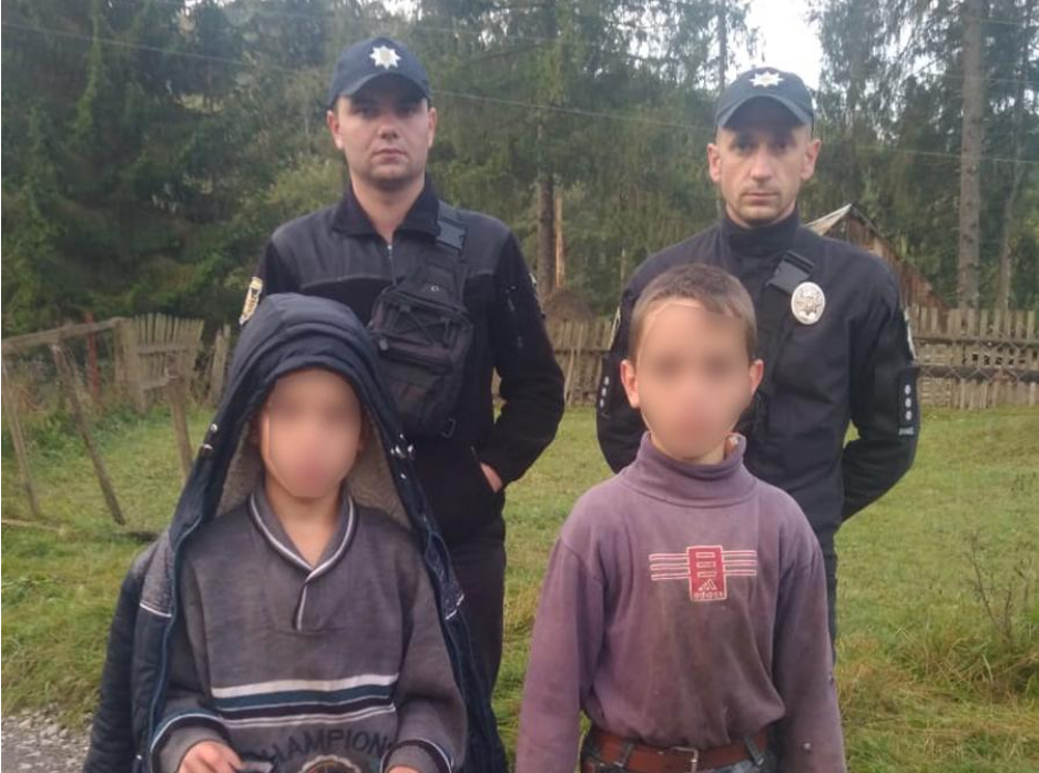 Поліція знайшла двох дітей, що зникли в лісі / Нацполіція Поліція знайшла двох дітей, що зникли в лісі / Нацполіція