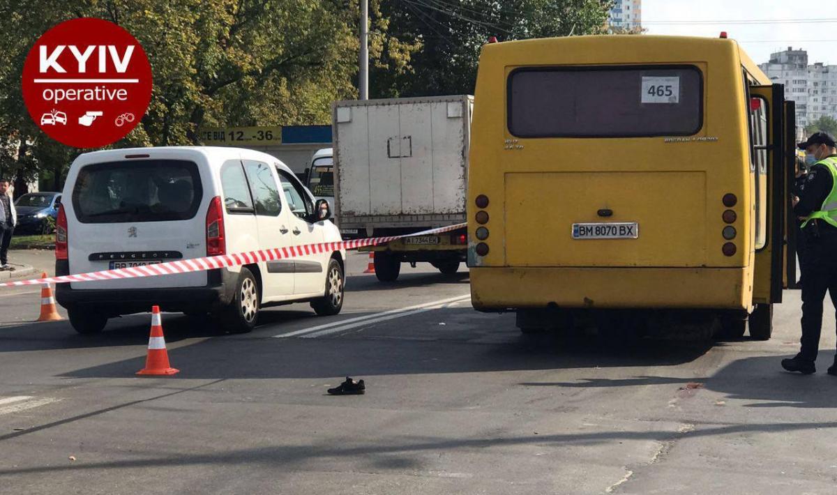 Внаслідок наїзду маршрутки загинула людина / фото Київ Оперативний Внаслідок наїзду маршрутки загинула людина / фото Київ Оперативний