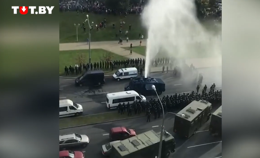 В Минске у силовиков сломался водомет / Скриншот с видео В Минске у силовиков сломался водомет / Скриншот с видео