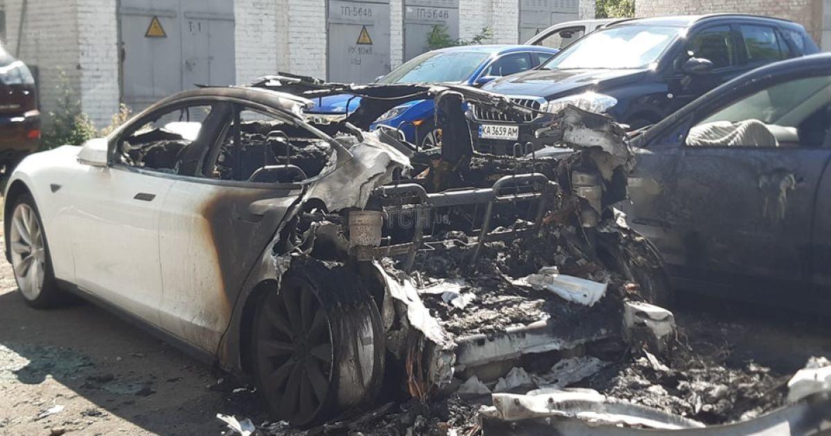 Автомобиль Андрея Богдана сожгли 11 августа / фото Татьяны Фруктовой Автомобиль Андрея Богдана сожгли 11 августа / фото Татьяны Фруктовой