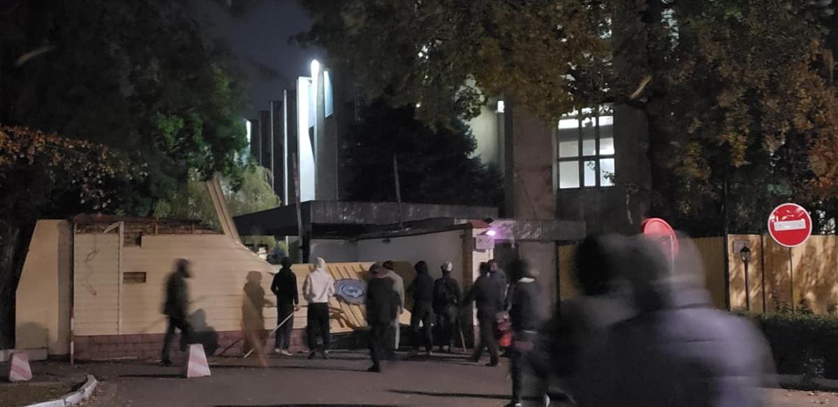 Будівлю ДКНБ захоплено / фото facebook.com/ulanusoiun Будівлю ДКНБ захоплено / фото facebook.com/ulanusoiun