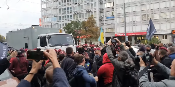 Під судом сталися сутички / скріншот відео Під судом сталися сутички / скріншот відео