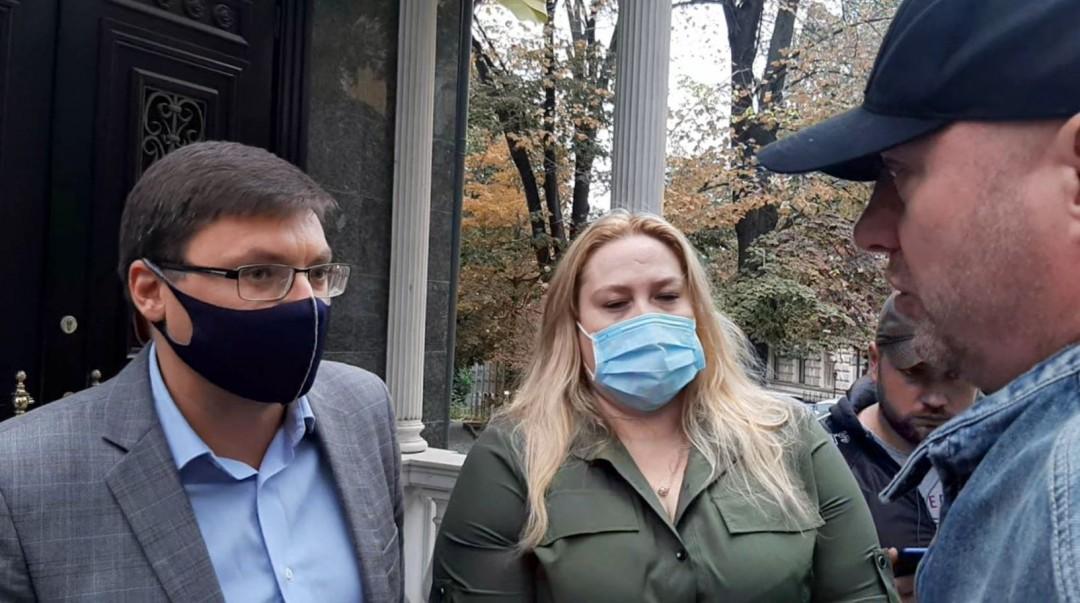 Митингующие общаются с представителями прокуратуры Митингующие общаются с представителями прокуратуры
