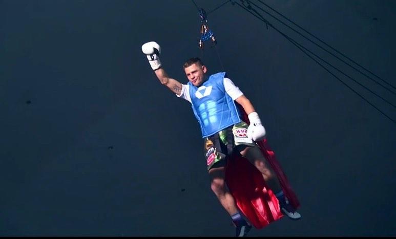Денис Берінчик постав у костюмі Супермена / фото K2 Promotions Денис Берінчик постав у костюмі Супермена / фото K2 Promotions