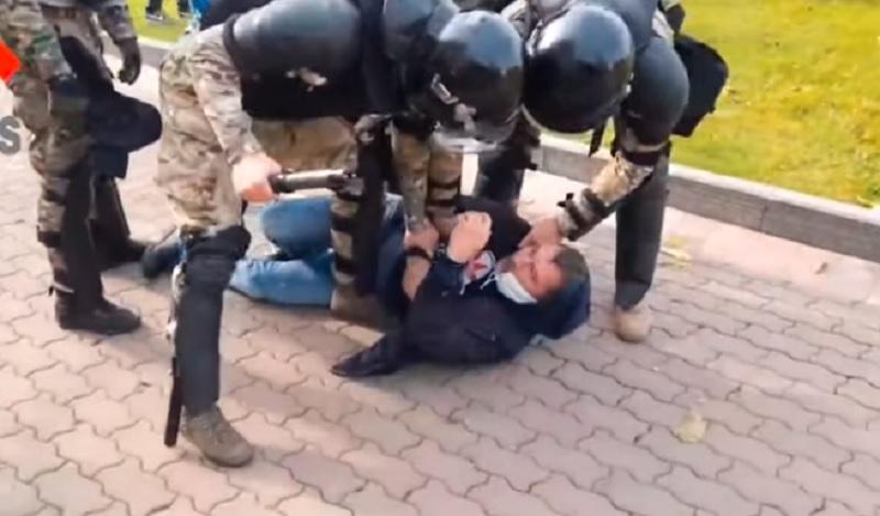 Хабаровськ протести - силовики жорстко розігнали росіян після закликів ввести санкції проти РФ / Скріншот Хабаровськ протести - силовики жорстко розігнали росіян після закликів ввести санкції проти РФ / Скріншот