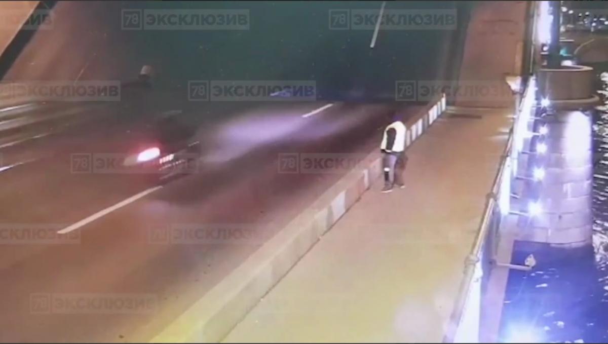 Водій мотоцикла помер на місці події / скріншот з відео Водій мотоцикла помер на місці події / скріншот з відео