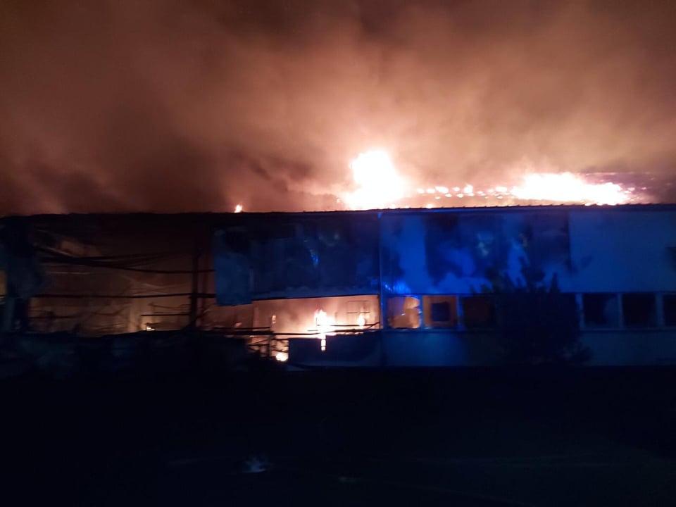 Пожар возник на крыше здания / фото ГСЧС