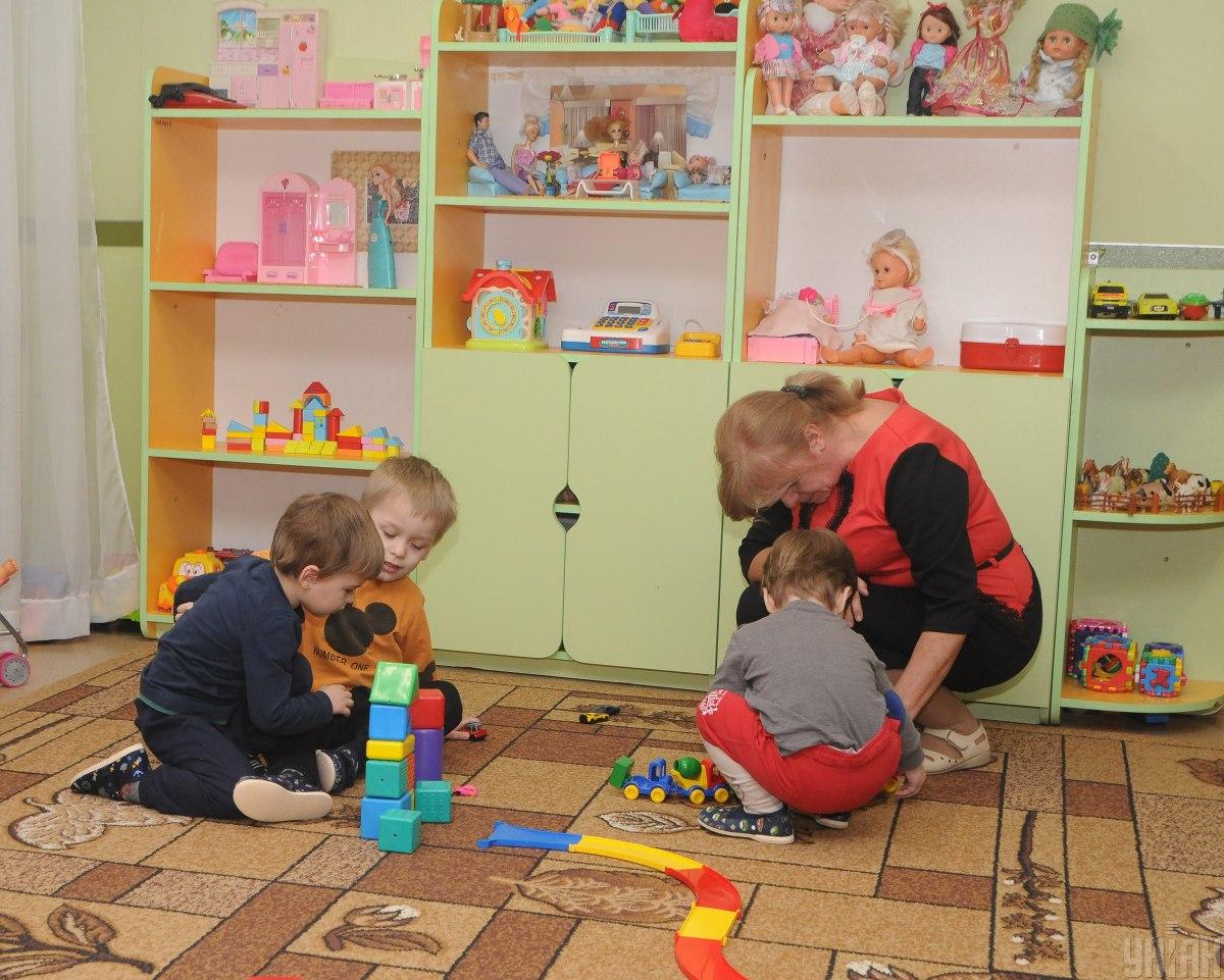 У Черкасах батьків шокував список потреб на дитсадок / фото УНІАН / Іванов Олексій У Черкасах батьків шокував список потреб на дитсадок / фото УНІАН / Іванов Олексій