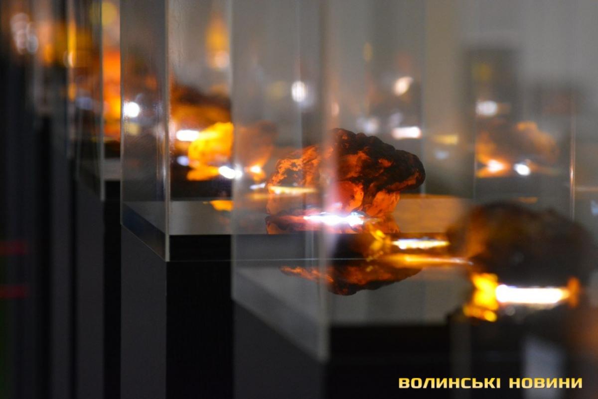 В коридорах облради розмістили на стійках 40 найбільших каменів, які важать від 400 до 800 з лишком грамів / фото Волинські новини В коридорах облради розмістили на стійках 40 найбільших каменів, які важать від 400 до 800 з лишком грамів / фото Волинські новини