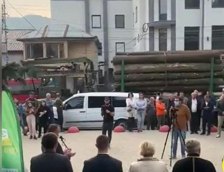 На Закарпатті під час передвиборчого виступу губернатора на відео потрапив проїжджаючий поруч лісовоз / скрін відео На Закарпатті під час передвиборчого виступу губернатора на відео потрапив проїжджаючий поруч лісовоз / скрін відео