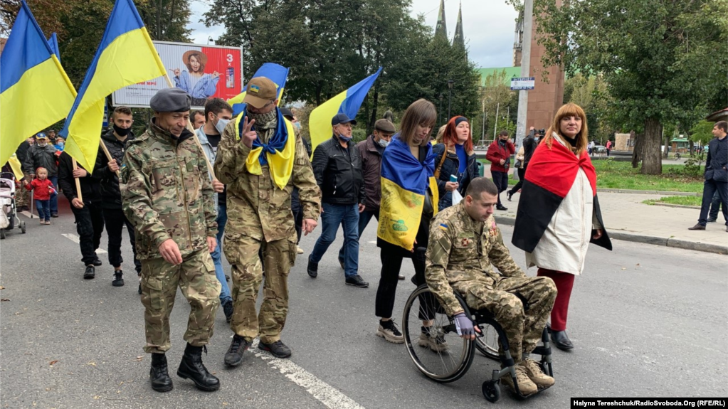 У Львові 14 жовтня провели марш на честь захисників України / фото radiosvoboda.org У Львові 14 жовтня провели марш на честь захисників України / фото radiosvoboda.org