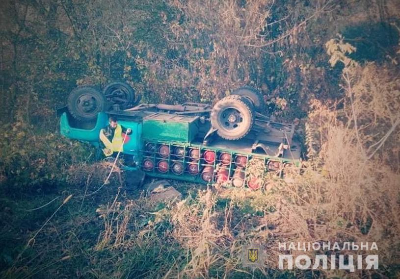Вантажівка з газовими балонами, яка злетіла в кювет, на щастя, не вибухнула / фото ГУ НП в Сумській області Вантажівка з газовими балонами, яка злетіла в кювет, на щастя, не вибухнула / фото ГУ НП в Сумській області