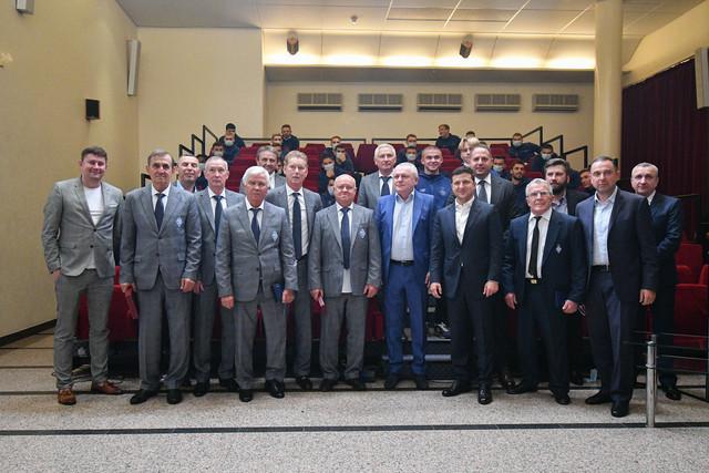 Зеленський привітав ветеранів із 45-річчям перемог у двох єврокубках / фото facebook.com/fcdynamoua Зеленський привітав ветеранів із 45-річчям перемог у двох єврокубках / фото facebook.com/fcdynamoua