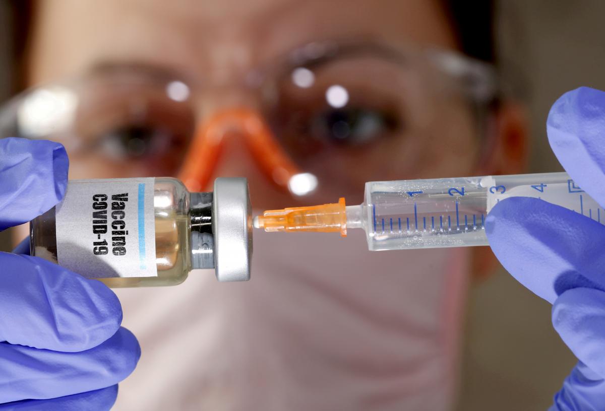 55% украинцев готовы сделать бесплатную прививку от COVID-19 / фото REUTERS
