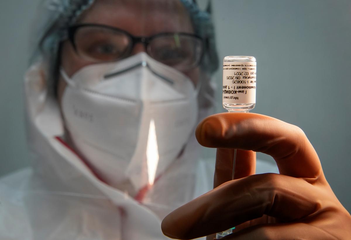 Вакцина РФ - Россия распространяет фейки о британской вакцине от COVID-19, чтобы продать свою / REUTERS
