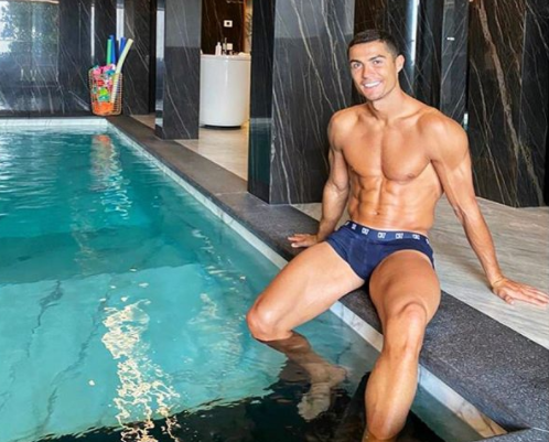 На знімку футболіст позує у самих лише плавках / фото instagram.com/cristiano На знімку футболіст позує у самих лише плавках / фото instagram.com/cristiano