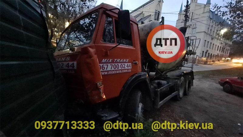 Зрештою бетономішалку зупинив паркан / фото dtp.kiev.ua Зрештою бетономішалку зупинив паркан / фото dtp.kiev.ua