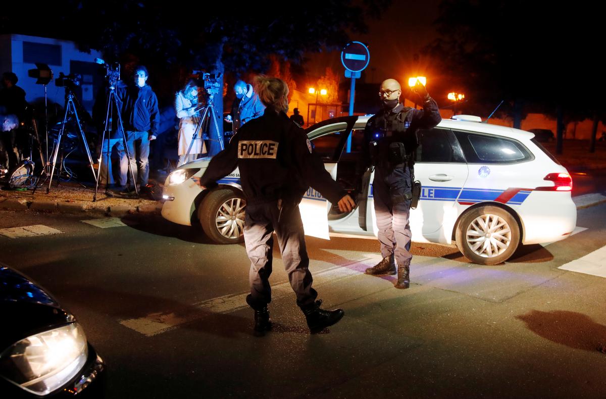 Під Парижем ісламіст жорстоко зарізав шкільного вчителя / фото REUTERS Під Парижем ісламіст жорстоко зарізав шкільного вчителя / фото REUTERS