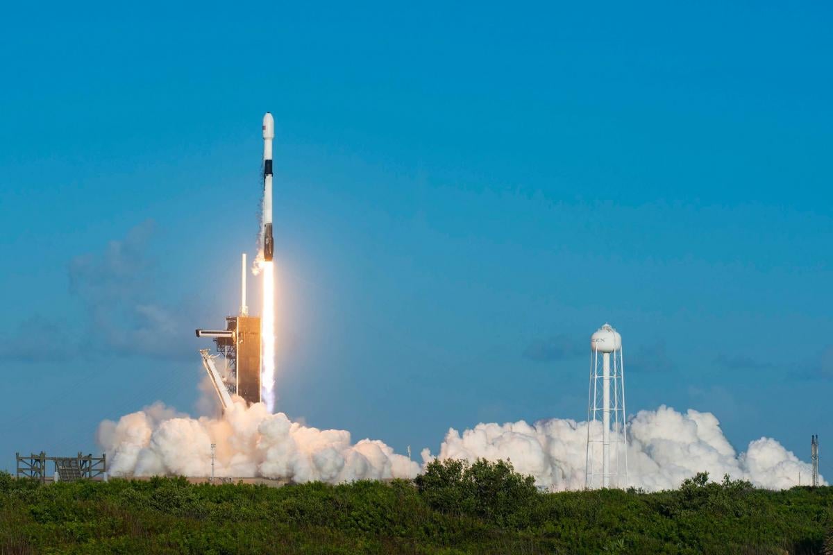 Ракета-носитель Falcon 9, которая вывела на орбиту 60 мини-спутников Starlink / фото SpaceX Ракета-носитель Falcon 9, которая вывела на орбиту 60 мини-спутников Starlink / фото SpaceX