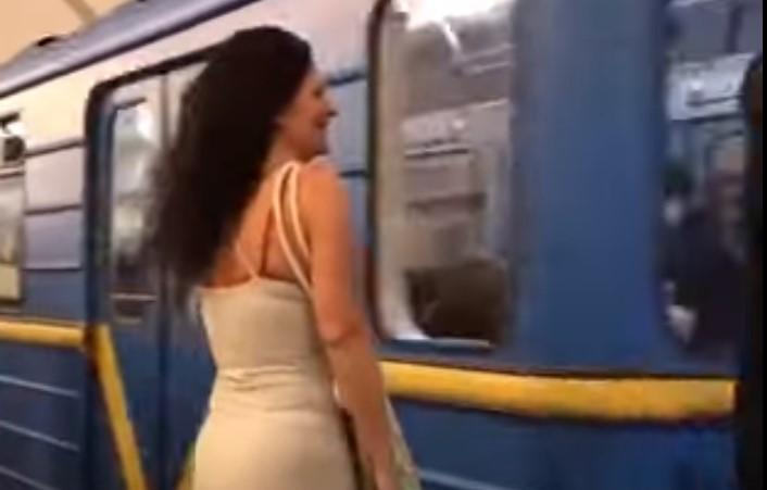 Спочатку дівчина пританцьовувала на пероні / скріншот з відео Спочатку дівчина пританцьовувала на пероні / скріншот з відео