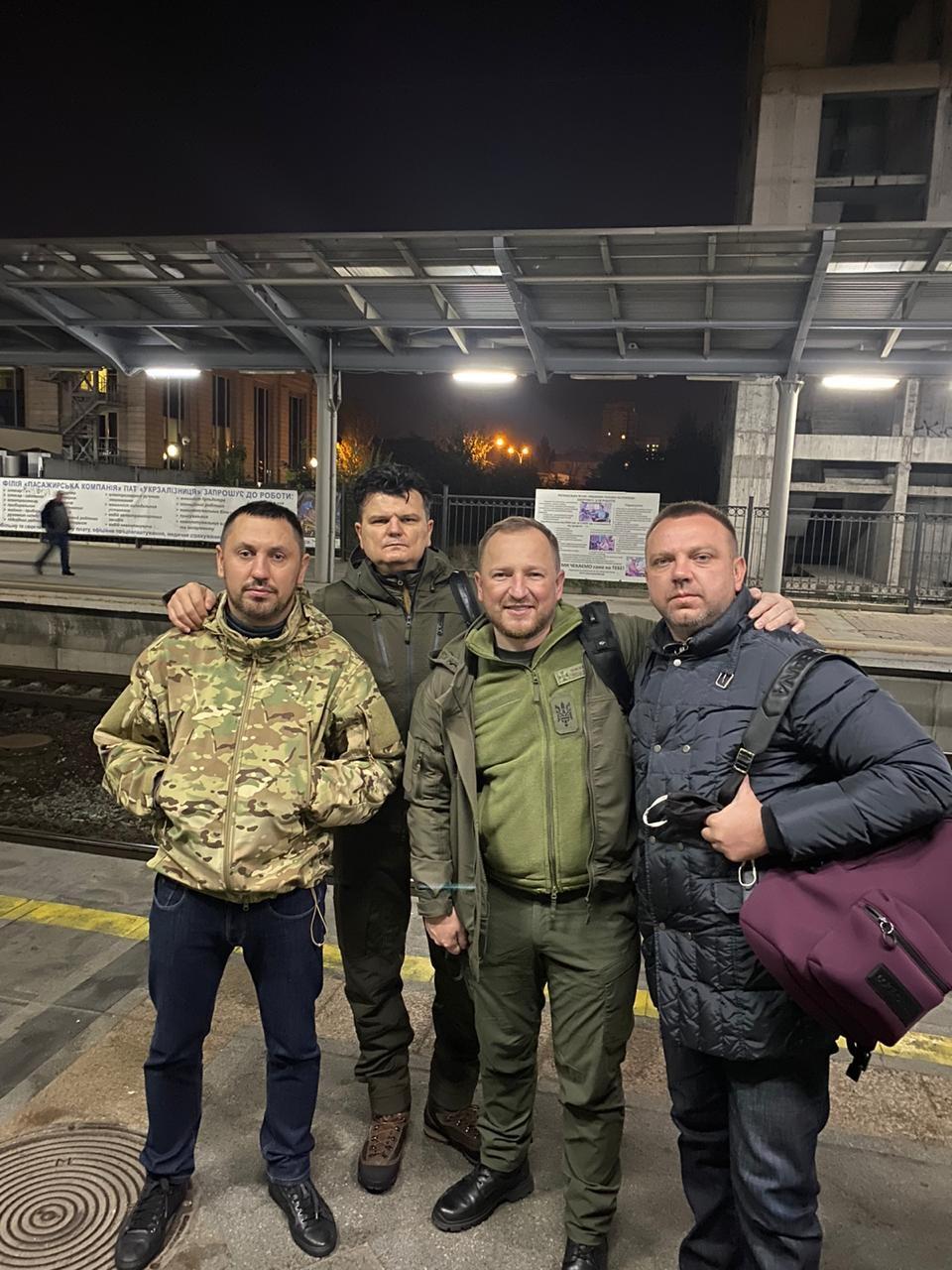 Нардеп Стрихарский прибыл на линию разграничения: 'сегодня ночуем в окопах' Нардеп Стрихарский прибыл на линию разграничения: 'сегодня ночуем в окопах'