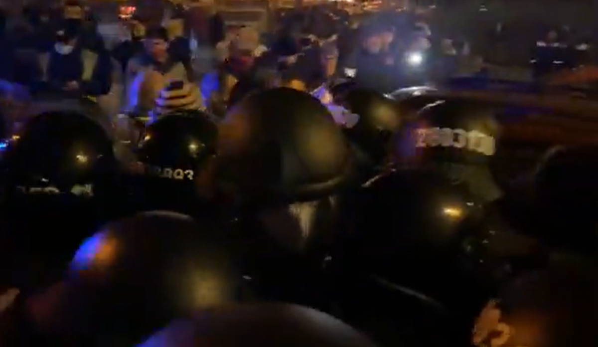 Activists, police clash outside Kyiv's court / Snap from video