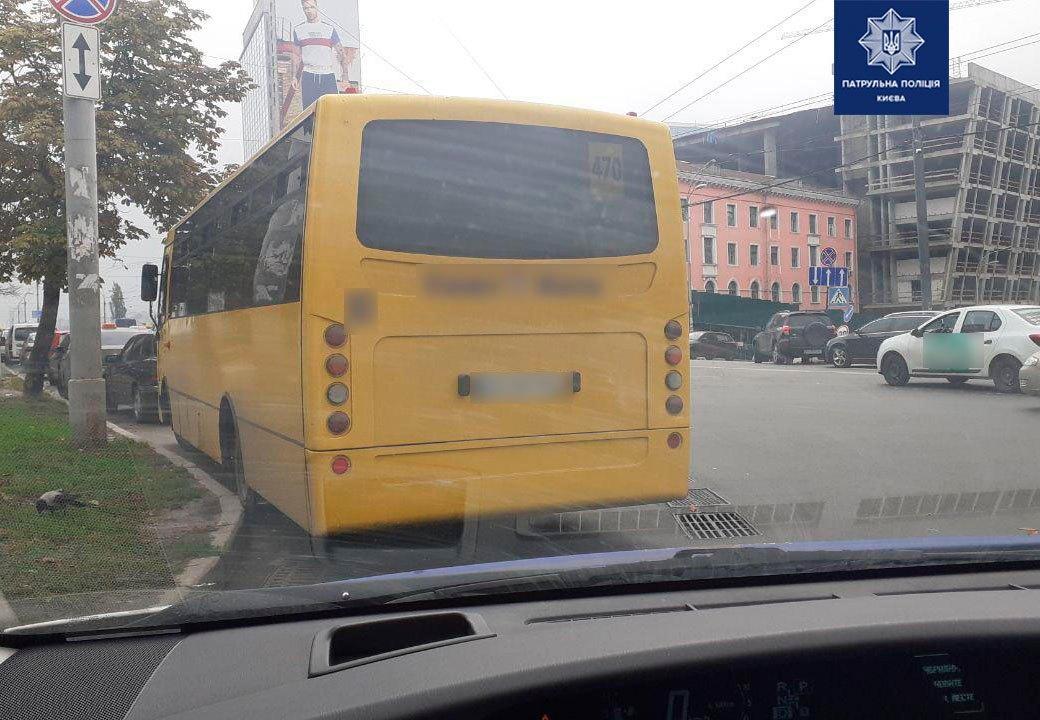 В салоне маршрутки находились пассажиры / фото патрульная полиция Киева/Facebook В салоне маршрутки находились пассажиры / фото патрульная полиция Киева/Facebook