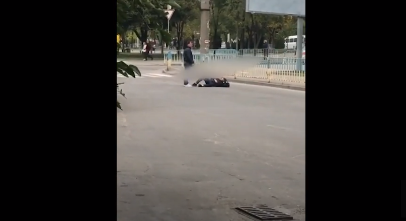 У Дніпрі чоловік кидався під машини / скріншот з відео У Дніпрі чоловік кидався під машини / скріншот з відео