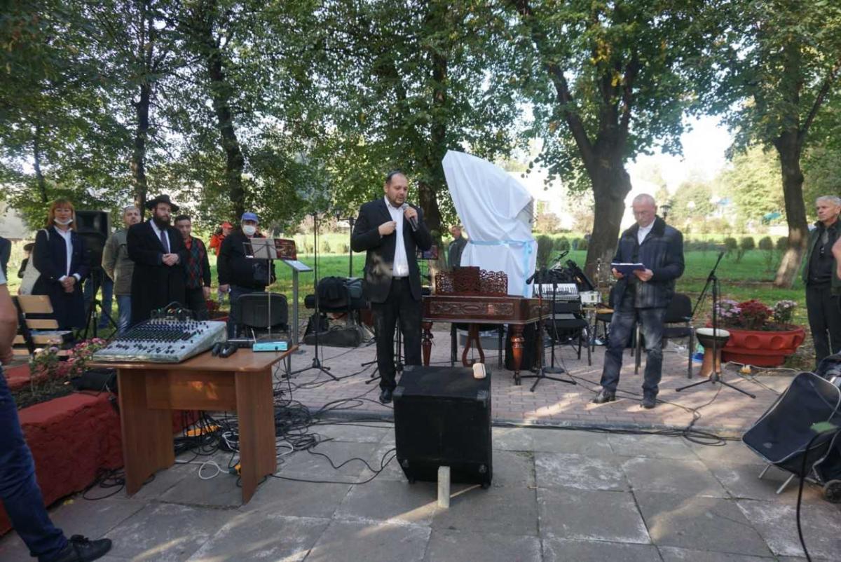 У Чернівцях відкрили пам’ятник, присвячений пісні «Хава Нагіла (фото) У Чернівцях відкрили пам’ятник, присвячений пісні «Хава Нагіла (фото)