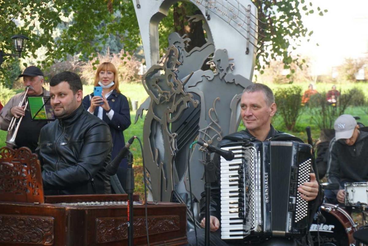 Скульптуру урочисто відкрили у мікрорайоні Садгора / фото УНІАН Скульптуру урочисто відкрили у мікрорайоні Садгора / фото УНІАН